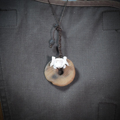 Spezialkollektion - Schamanisches Amulett mit Wirbelknochen/Donut aus Ton/Glasperlen – Dein natürlicher Kraftanhänger - Art.Nr.: AMU030