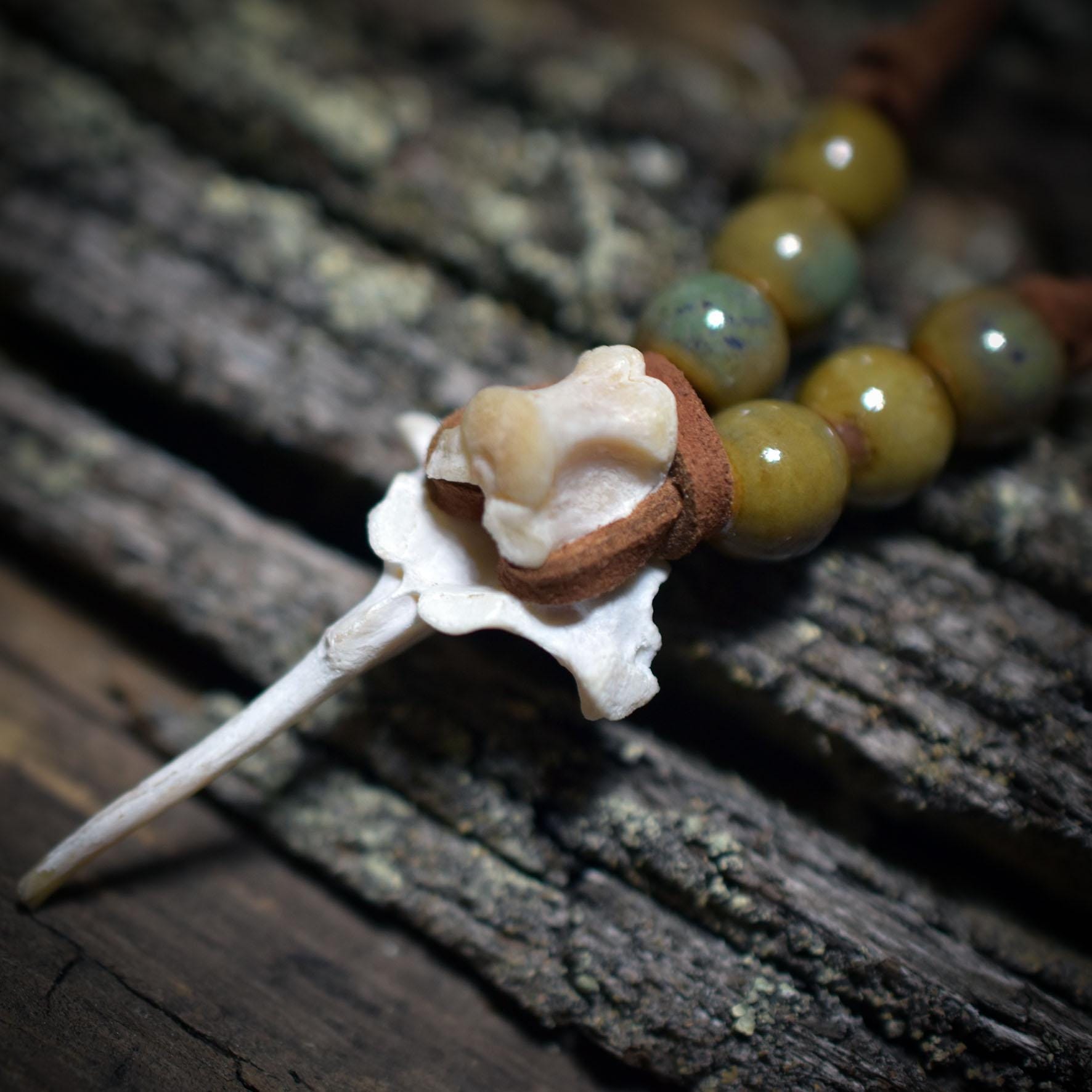 Spezialkollektion - Schamanisches Amulett mit Wirbelknochen/Keramikperlen/Fauxlederband – Dein natürlicher Kraftanhänger