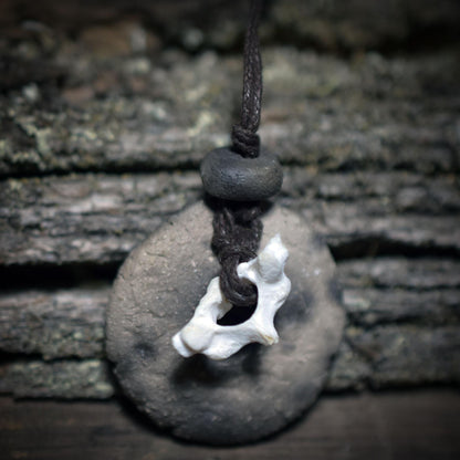 Spezialkollektion - Schamanisches Amulett mit Wirbelknochen auf Donut aus Ton – Dein natürlicher Kraftanhänger - Art.Nr.: AMU032