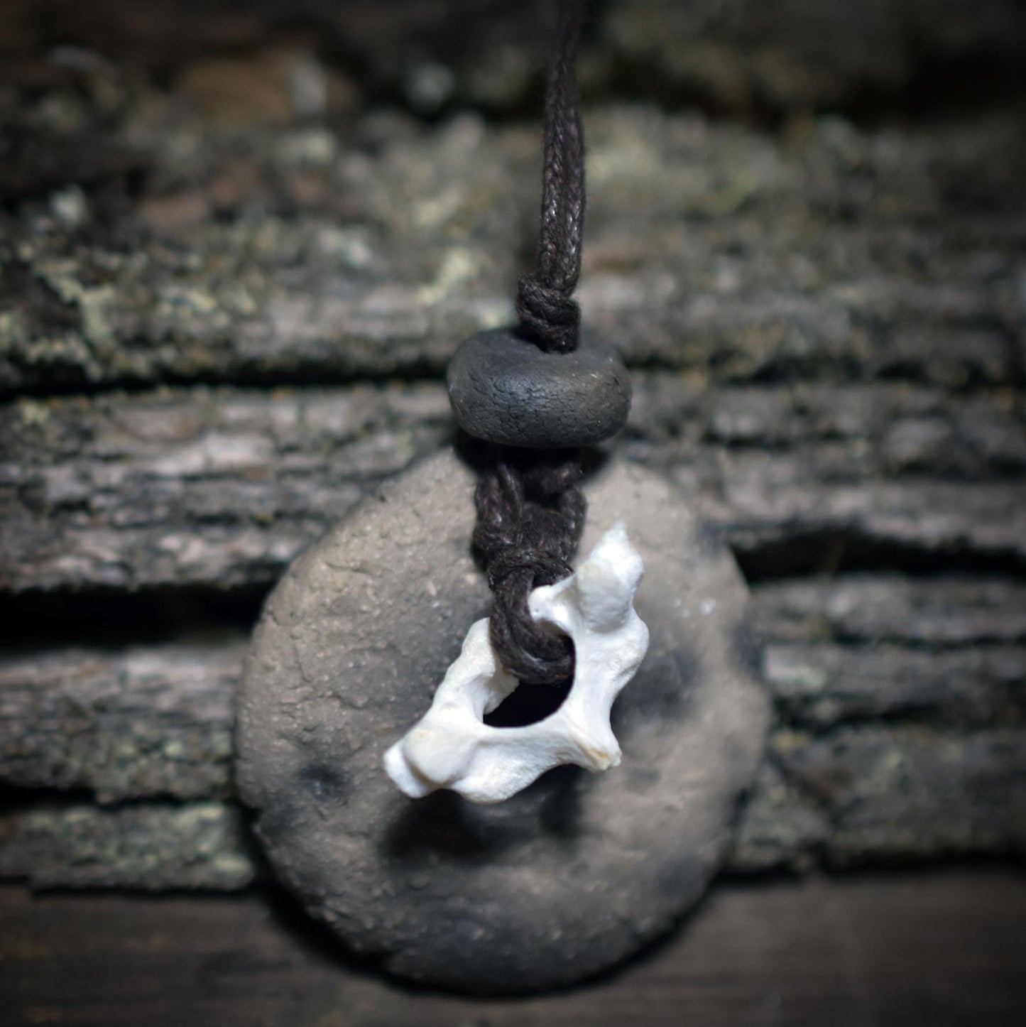 Spezialkollektion - Schamanisches Amulett mit Wirbelknochen auf Donut aus Ton – Dein natürlicher Kraftanhänger