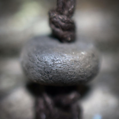 Spezialkollektion - Schamanisches Amulett mit Wirbelknochen auf Donut aus Ton – Dein natürlicher Kraftanhänger - Art.Nr.: AMU032