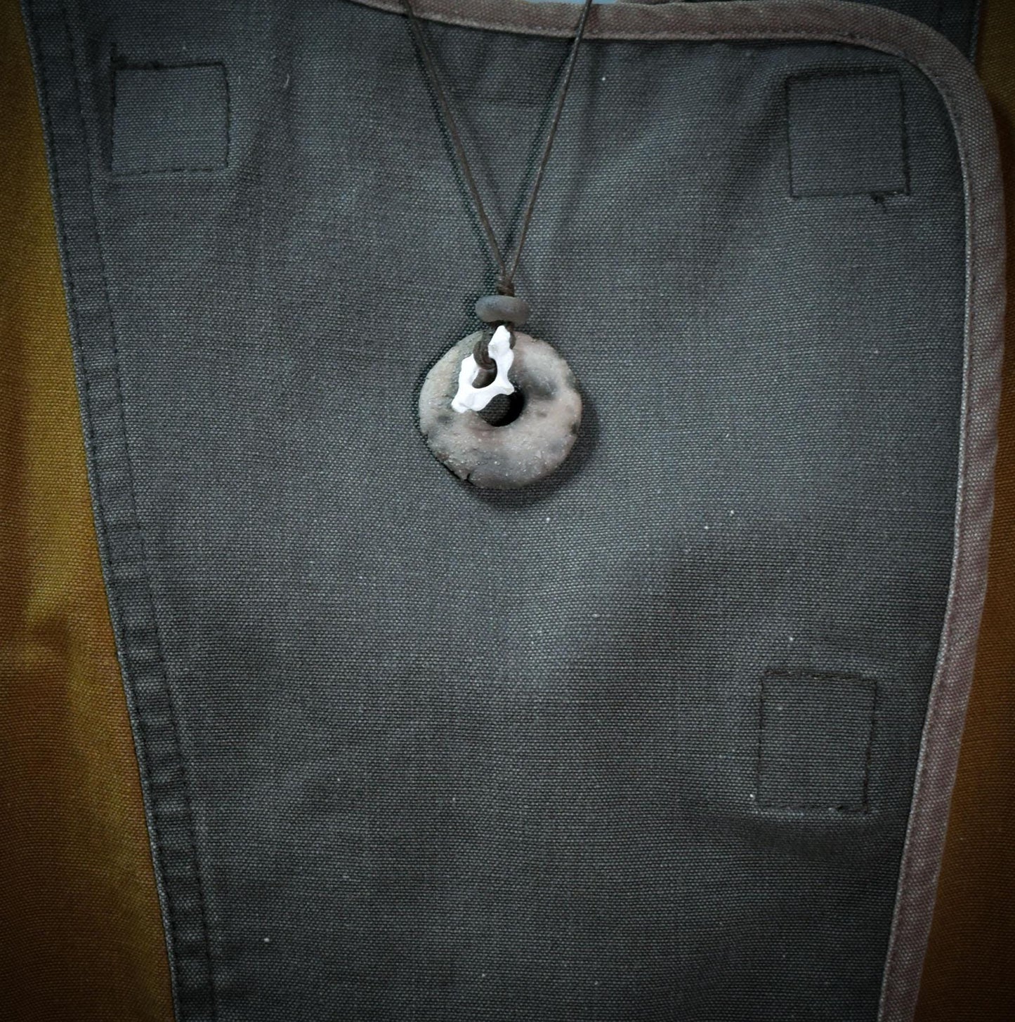 Spezialkollektion - Schamanisches Amulett mit Wirbelknochen auf Donut aus Ton – Dein natürlicher Kraftanhänger