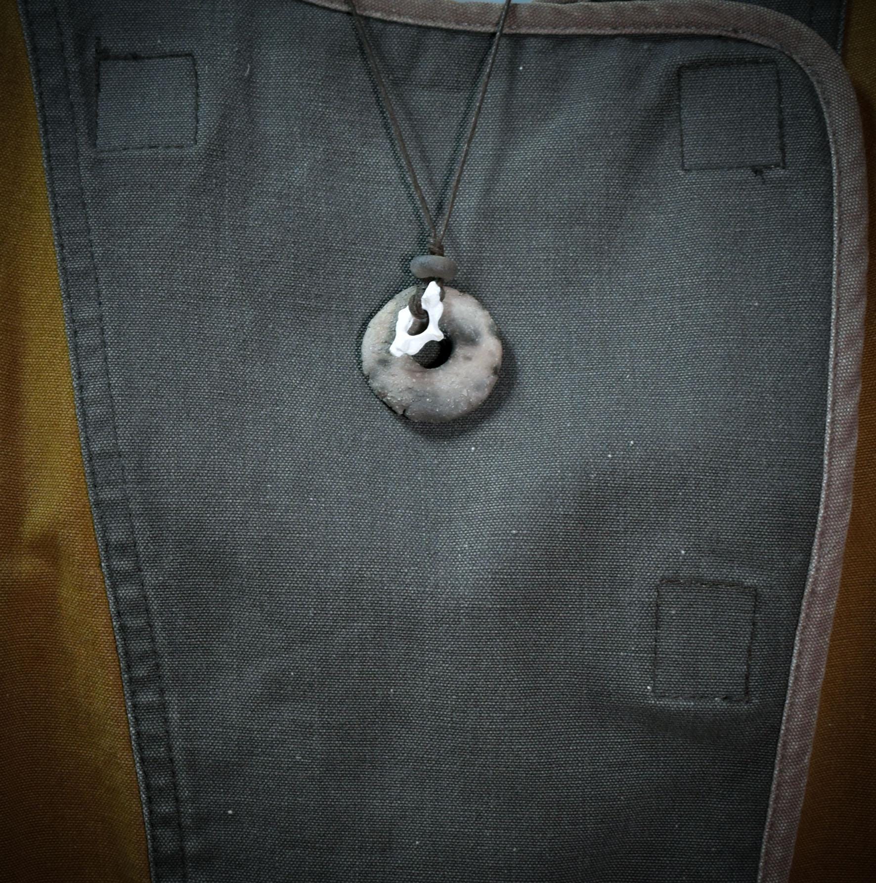 Spezialkollektion - Schamanisches Amulett mit Wirbelknochen auf Donut aus Ton – Dein natürlicher Kraftanhänger