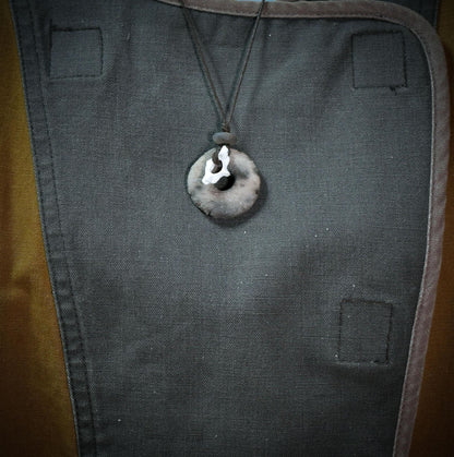 Spezialkollektion - Schamanisches Amulett mit Wirbelknochen auf Donut aus Ton – Dein natürlicher Kraftanhänger