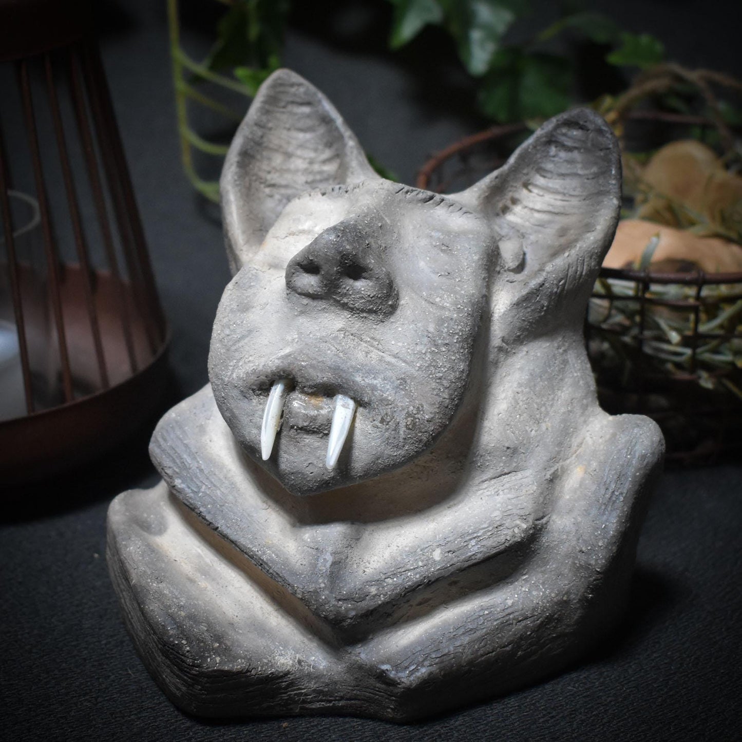Vampir-Büste aus Ton mit Muschelzähnen – erdverbunden, archaisch, im Rauch geboren - primitive Kunst - Art.Nr.: SKU096