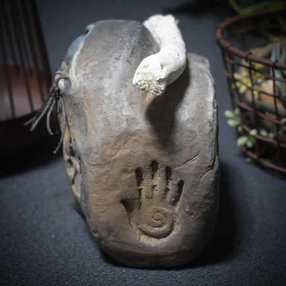 Skulptur „Allsehendes Auge“ mit Labradorit – Rauchbrand, Schamanische Zeichen & Naturmaterialien - spirituelle Kunst - Art.Nr.: SKU098