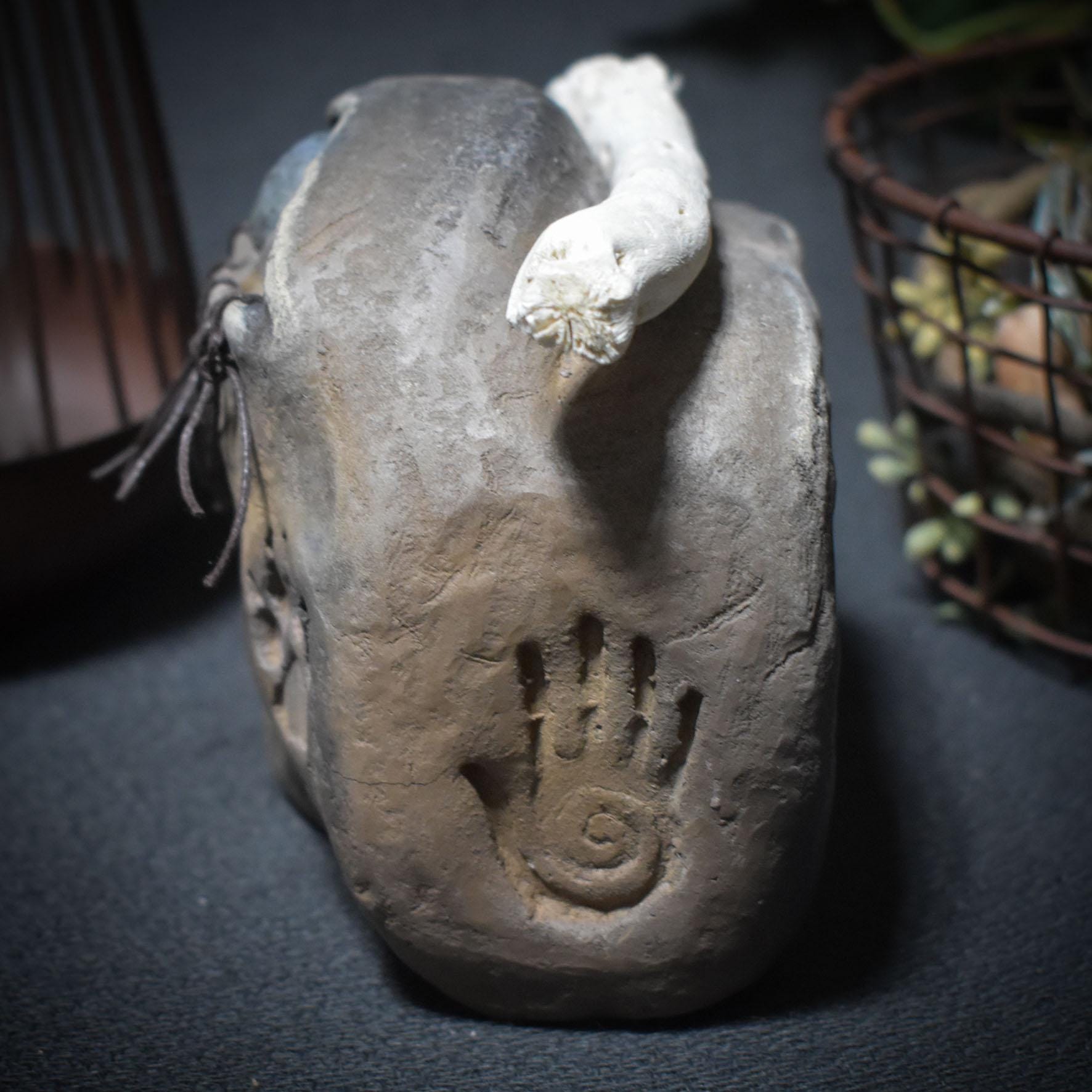 Skulptur „Allsehendes Auge“ mit Labradorit – Rauchbrand, Schamanische Zeichen & Naturmaterialien - spirituelle Kunst