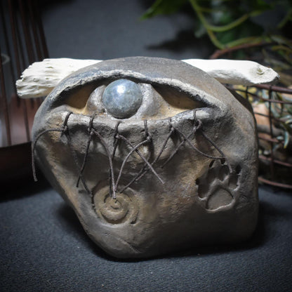 Skulptur „Allsehendes Auge“ mit Labradorit – Rauchbrand, Schamanische Zeichen & Naturmaterialien - spirituelle Kunst