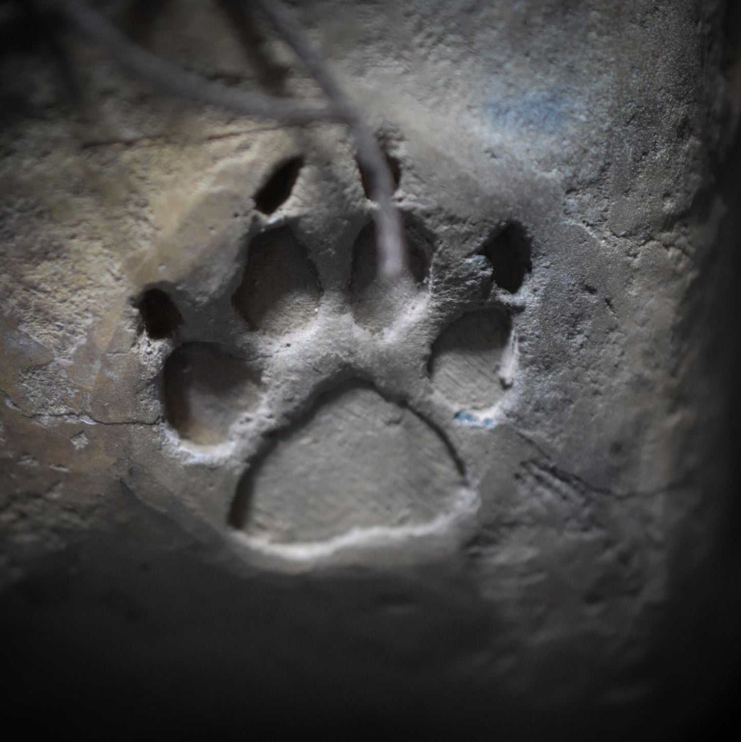 Skulptur „Allsehendes Auge“ mit Labradorit – Rauchbrand, Schamanische Zeichen & Naturmaterialien - spirituelle Kunst - Art.Nr.: SKU098