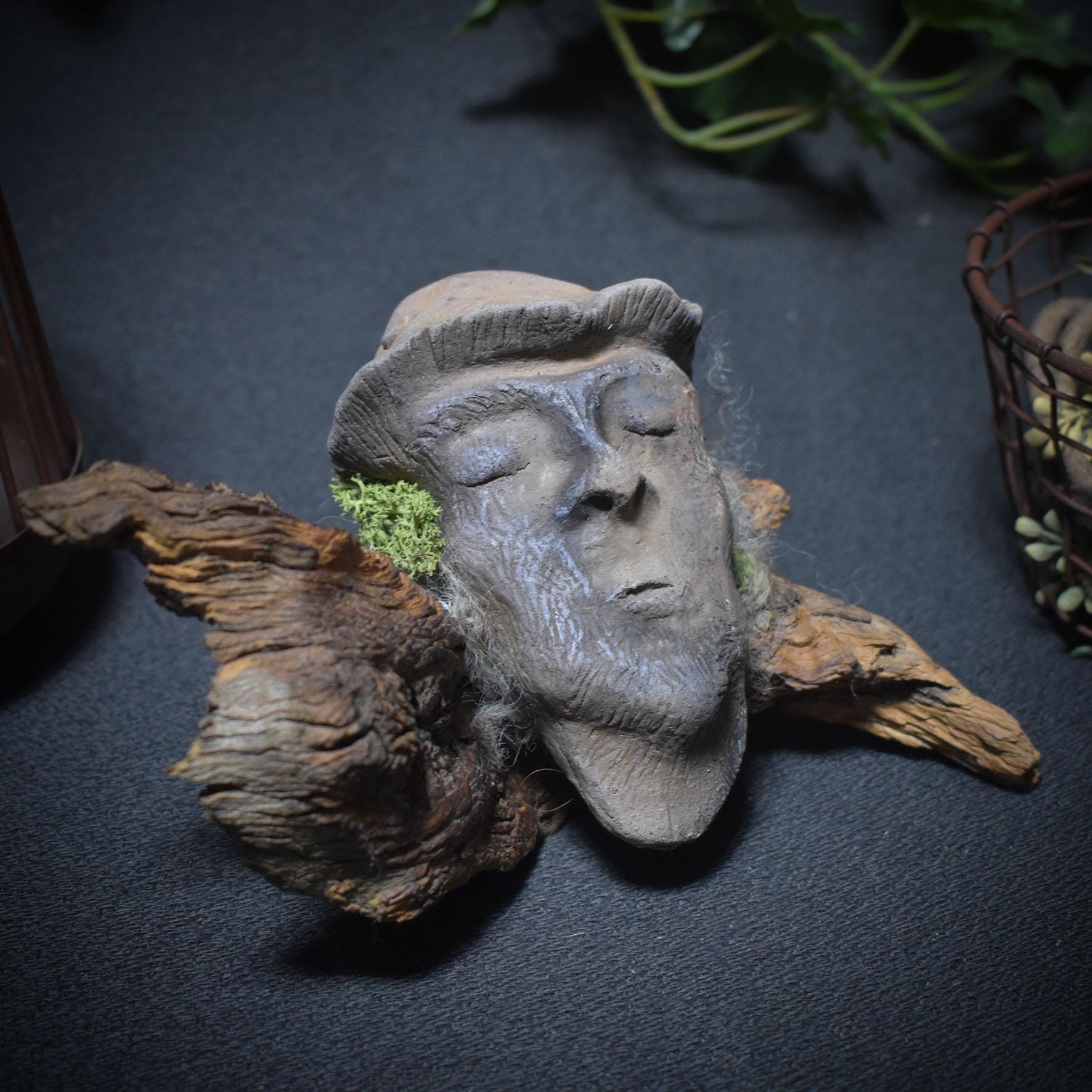 Waldgeist in Pilzform – aus traditionell gebranntem Ton auf Wurzelholz - gebrannt im Rauchfeuer