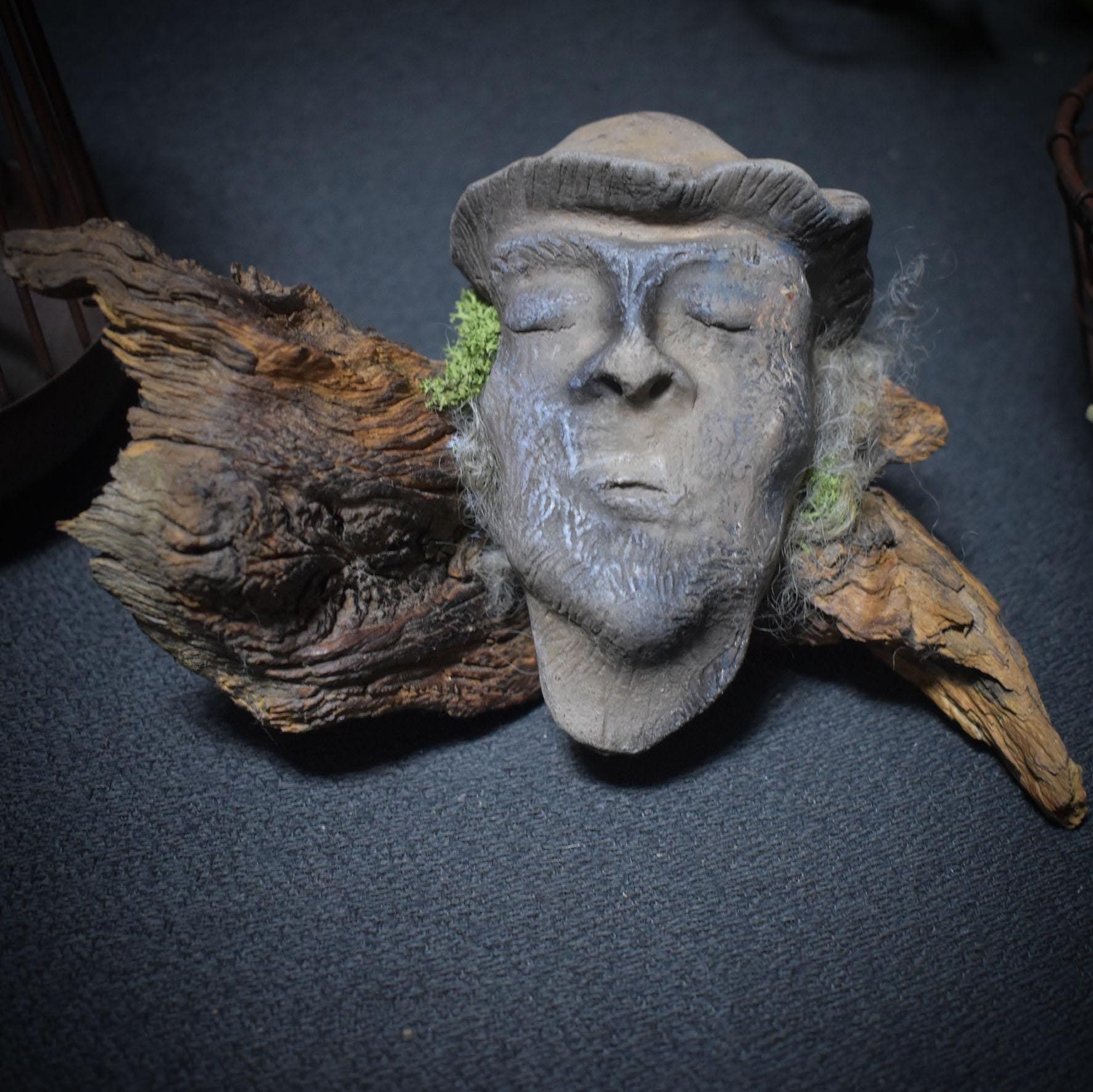 Waldgeist in Pilzform – aus traditionell gebranntem Ton auf Wurzelholz - gebrannt im Rauchfeuer