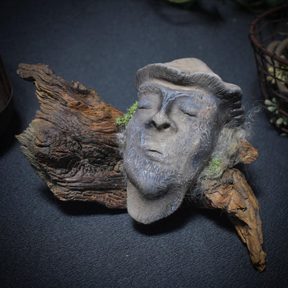 Waldgeist in Pilzform – aus traditionell gebranntem Ton auf Wurzelholz - gebrannt im Rauchfeuer