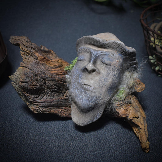 Waldgeist in Pilzform – aus traditionell gebranntem Ton auf Wurzelholz - gebrannt im Rauchfeuer