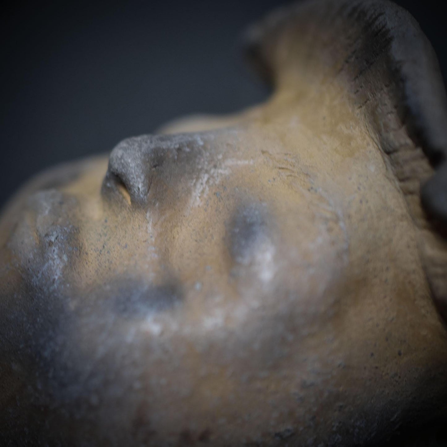 Weiblicher Waldgeist in Baumpilzform – Tonskulptur auf Holz mit Wandhalterung - traditionelle Rauchbrandkunst