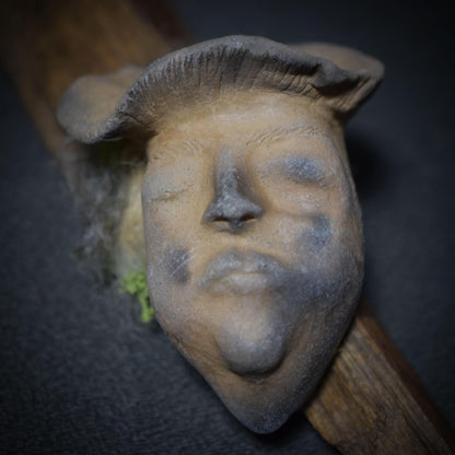 Weiblicher Waldgeist in Baumpilzform – Tonskulptur auf Holz mit Wandhalterung - traditionelle Rauchbrandkunst - Art.Nr.: HEX011