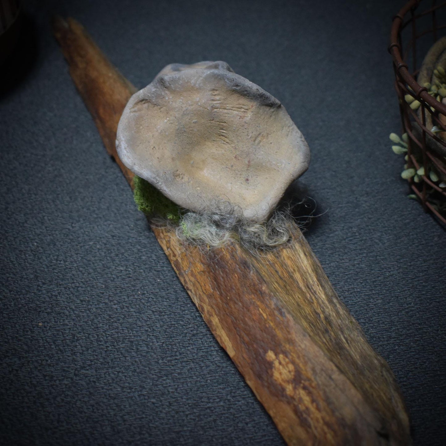 Weiblicher Waldgeist in Baumpilzform – Tonskulptur auf Holz mit Wandhalterung - traditionelle Rauchbrandkunst - Art.Nr.: HEX011