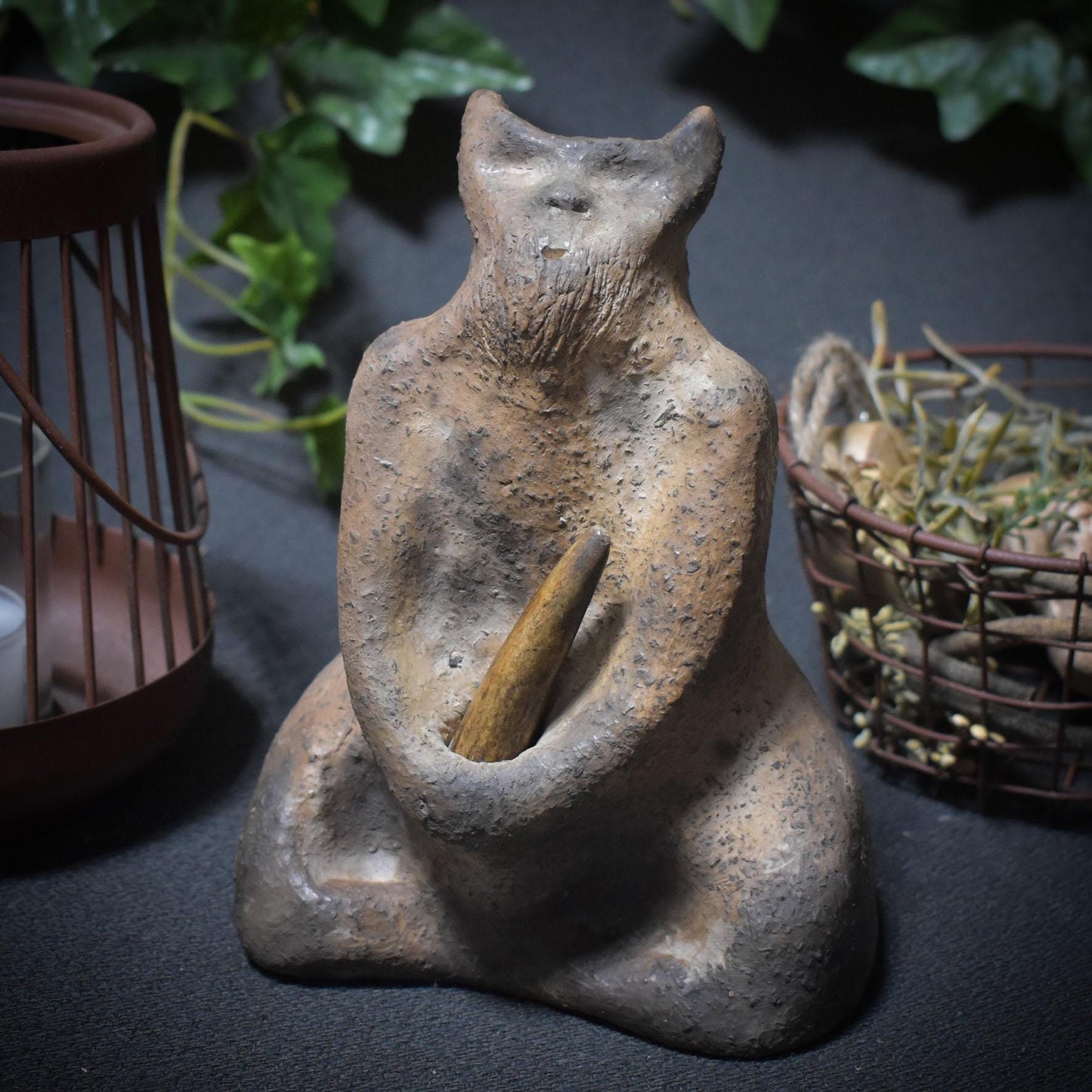 Cernunnos – Der Gehörnte in Rauchbrandkunst - Keltischer Gott des Waldes, sitzend mit echter Hornspitze im Schoß - Art.Nr.: SKU111