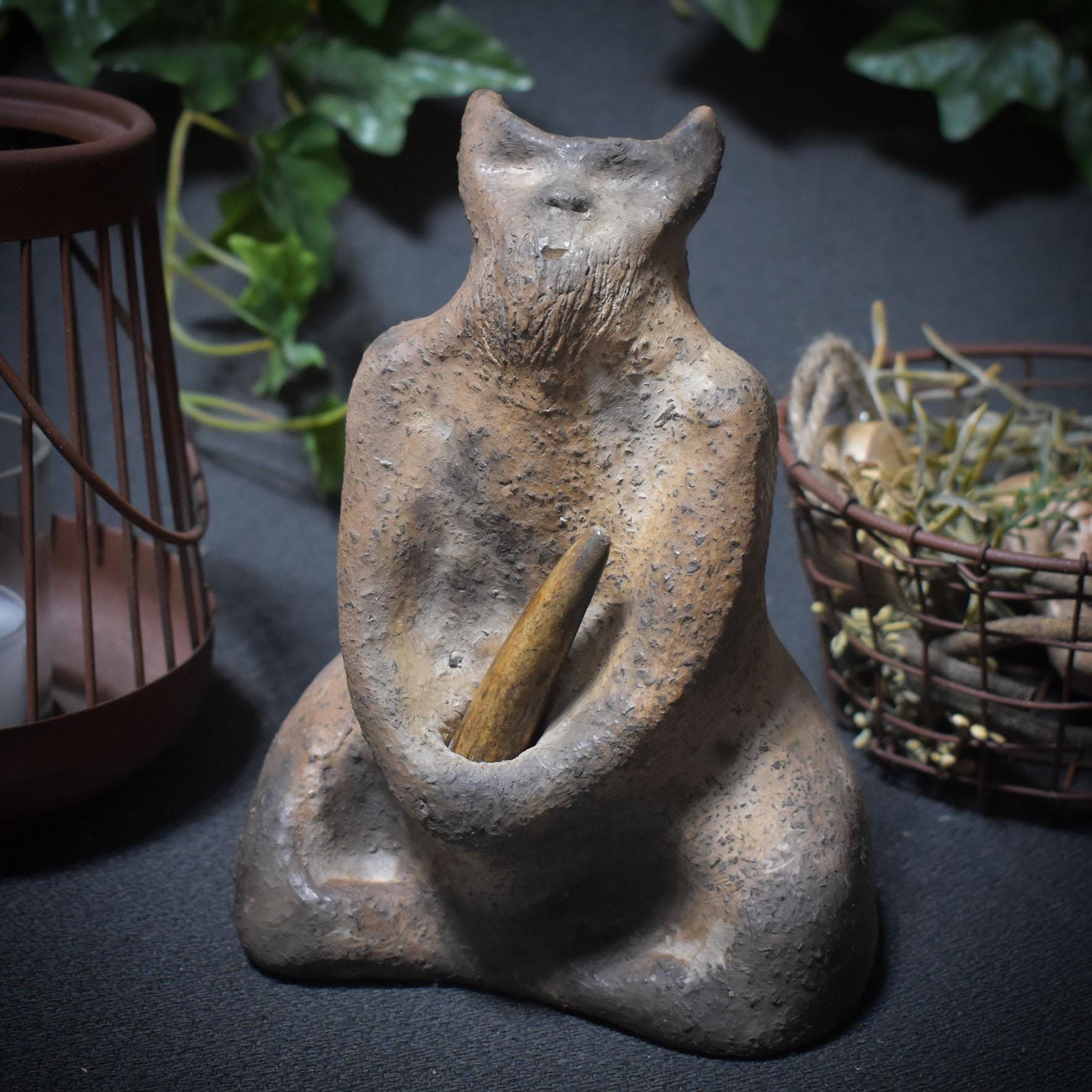 Cernunnos – Der Gehörnte in Rauchbrandkunst - Keltischer Gott des Waldes, sitzend mit echter Hornspitze im Schoß - Art.Nr.: SKU111