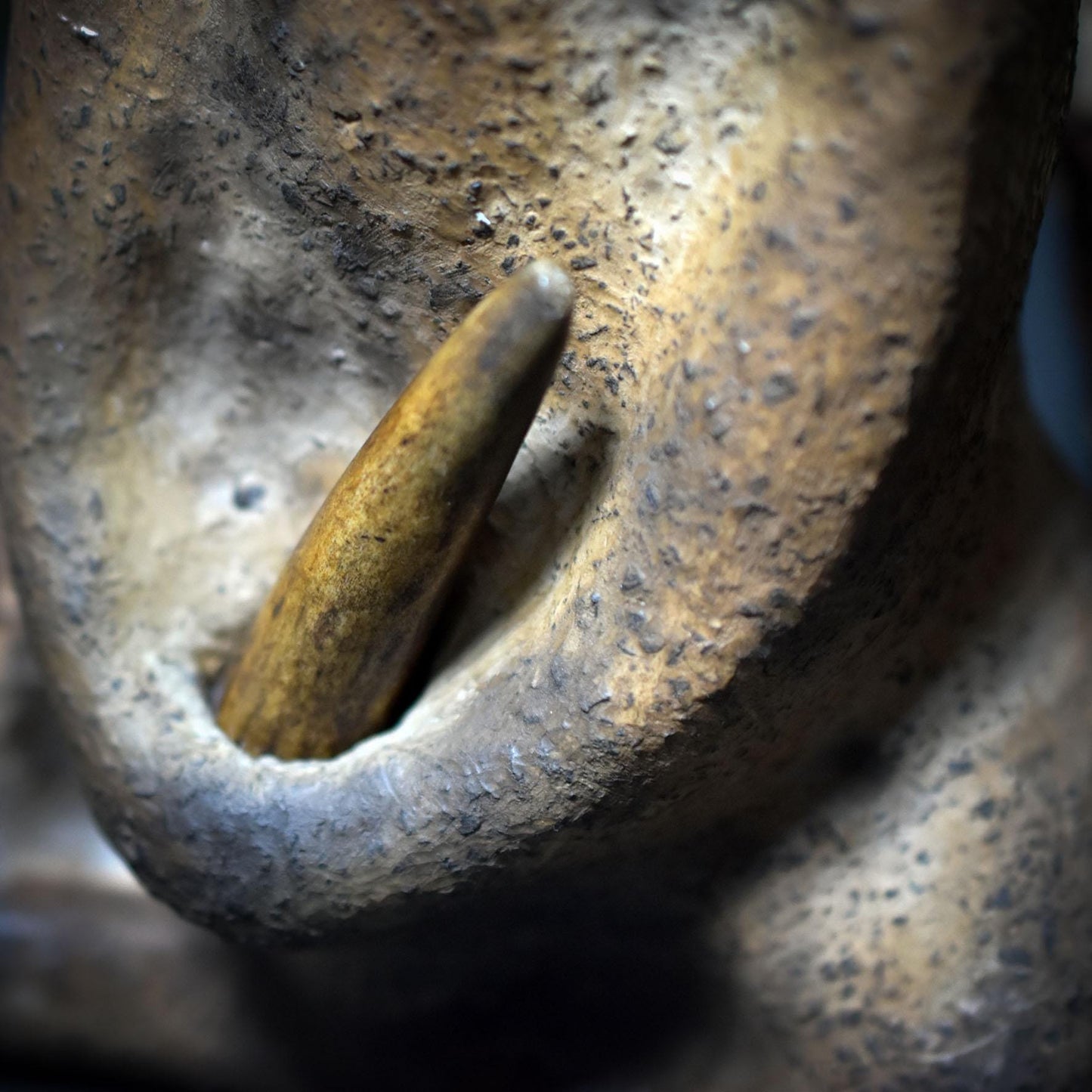 Cernunnos – Der Gehörnte in Rauchbrandkunst - Keltischer Gott des Waldes, sitzend mit echter Hornspitze im Schoß - Art.Nr.: SKU111