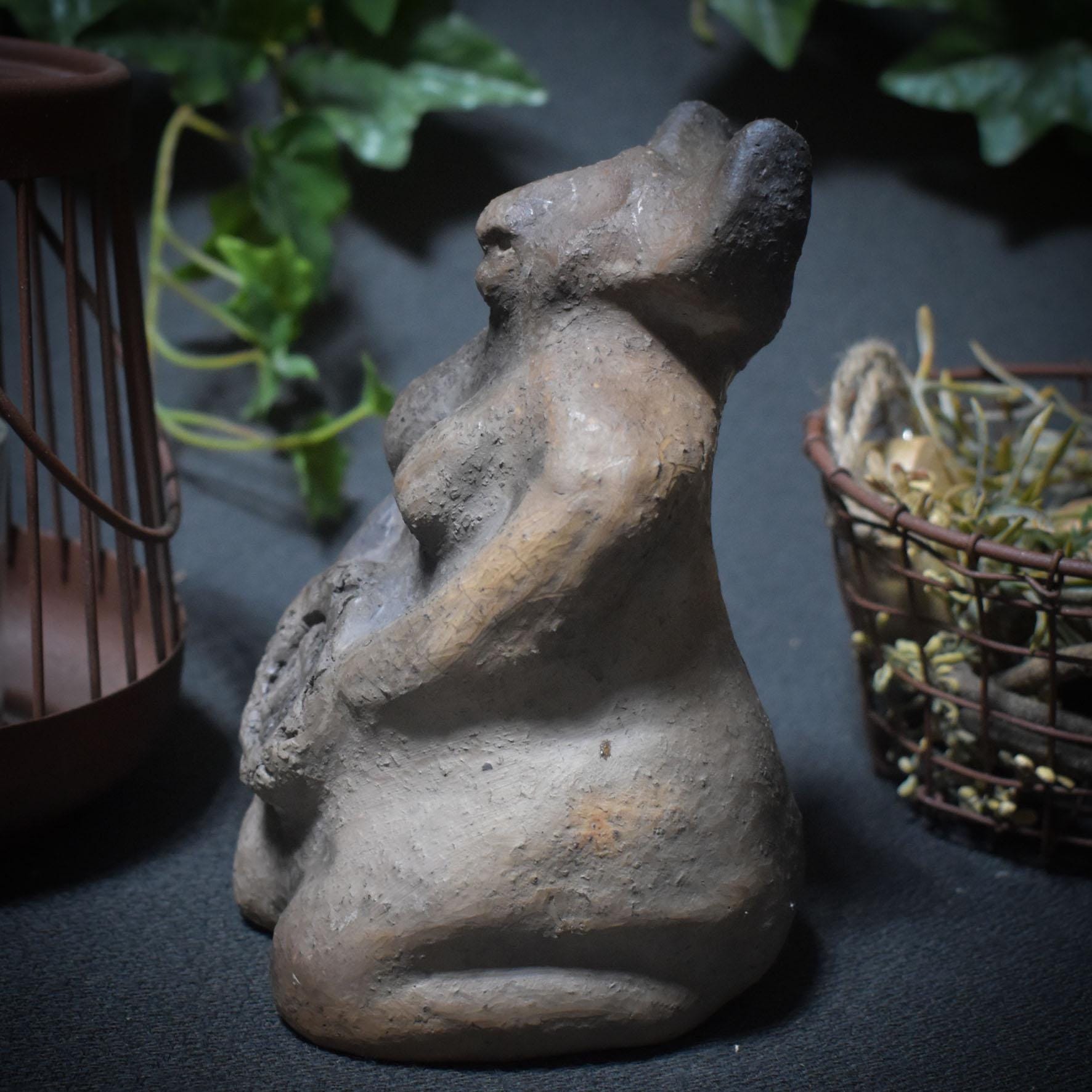 Kniende Schamanin mit Trommel – Skulptur in traditioneller Rauchbrandkunst - Verbindung zur geistigen Welt - Art.Nr.: SKU112