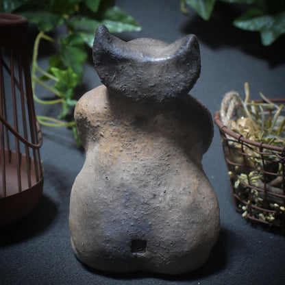 Kniende Schamanin mit Trommel – Skulptur in traditioneller Rauchbrandkunst - Verbindung zur geistigen Welt