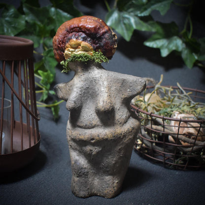 Waldpriesterin – Archaische Skulptur in Rauchbrandkunst - Hüterin des Waldes mit echter Pilzkrone - Art.Nr.: SKU113