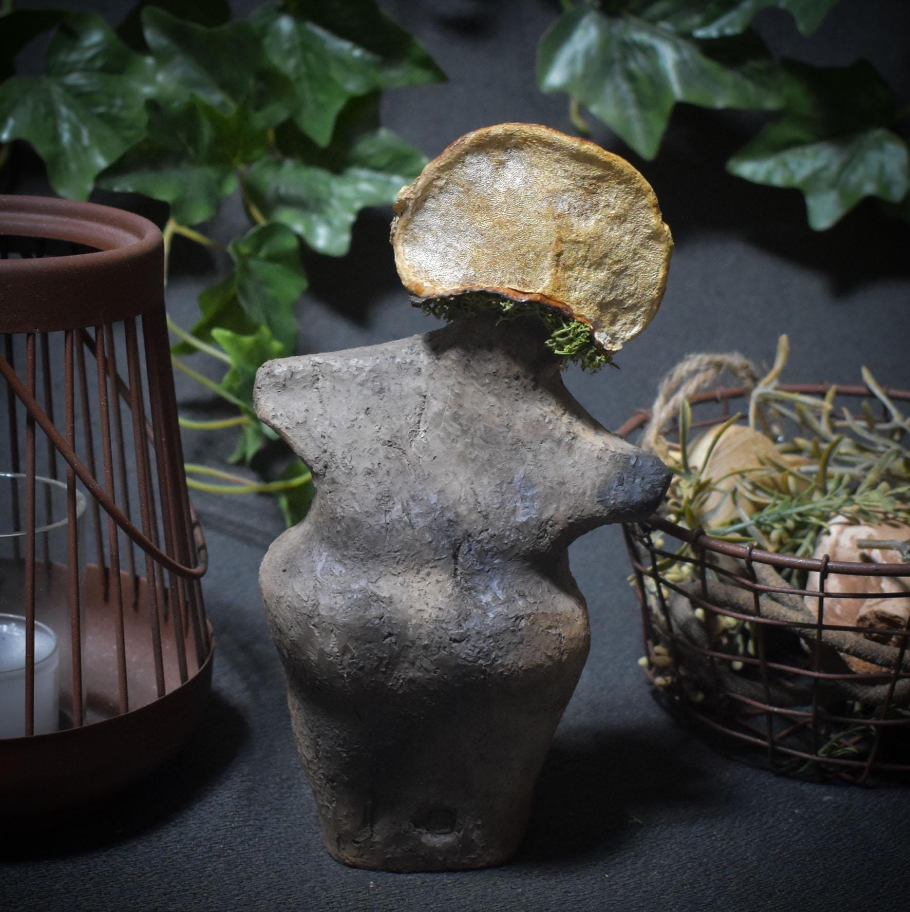 Waldpriesterin – Archaische Skulptur in Rauchbrandkunst - Hüterin des Waldes mit echter Pilzkrone - Art.Nr.: SKU113