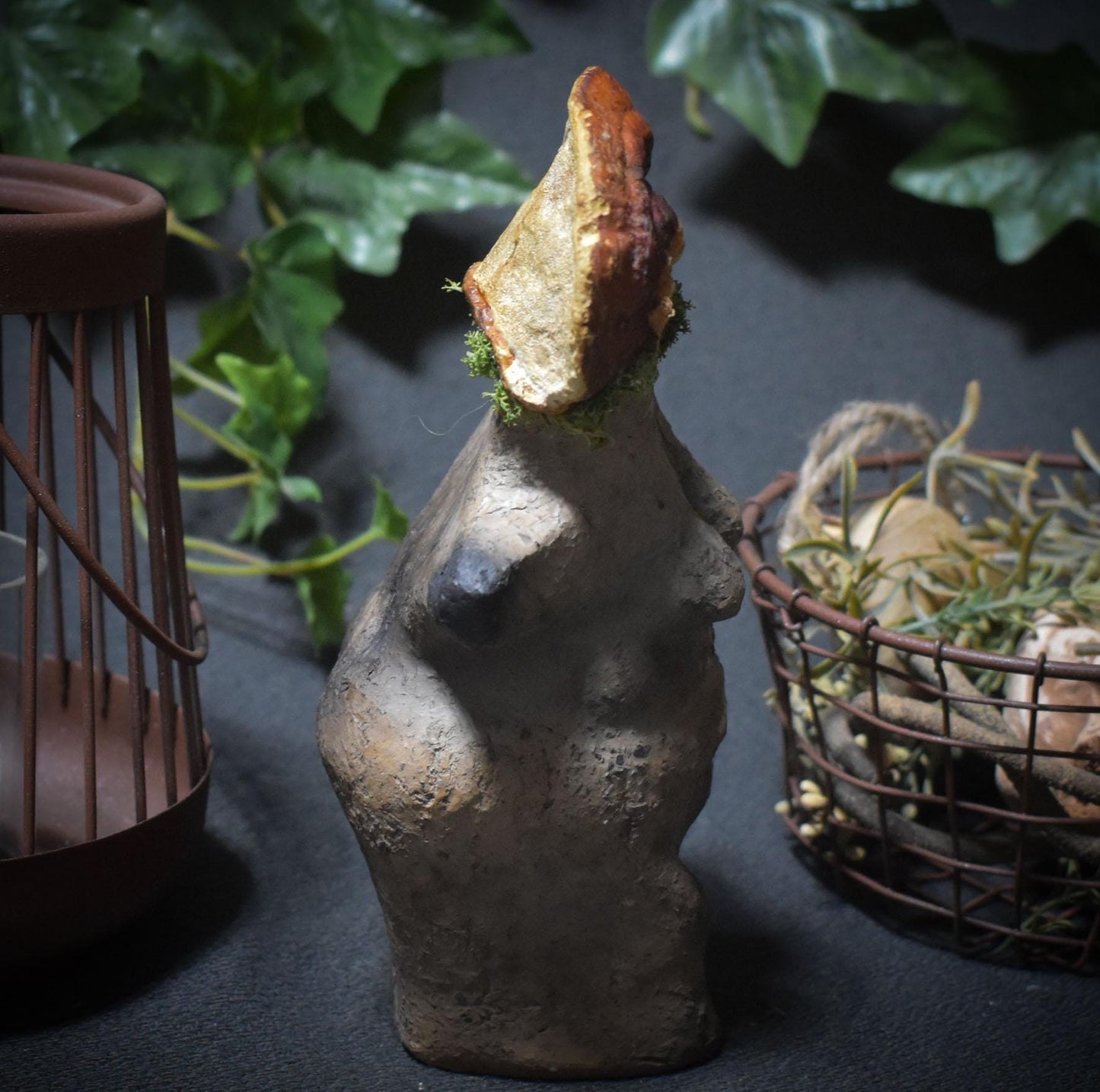 Waldpriesterin – Archaische Skulptur in Rauchbrandkunst - Hüterin des Waldes mit echter Pilzkrone - Art.Nr.: SKU113