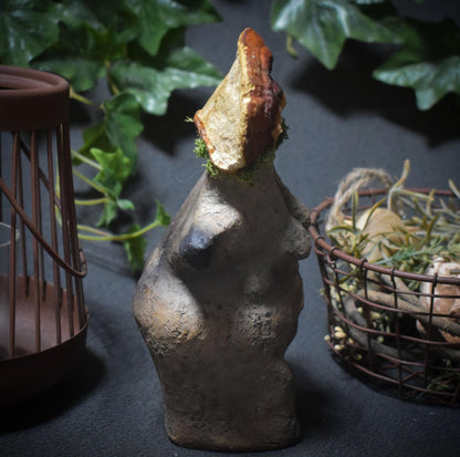 Waldpriesterin – Archaische Skulptur in Rauchbrandkunst - Hüterin des Waldes mit echter Pilzkrone - Art.Nr.: SKU113
