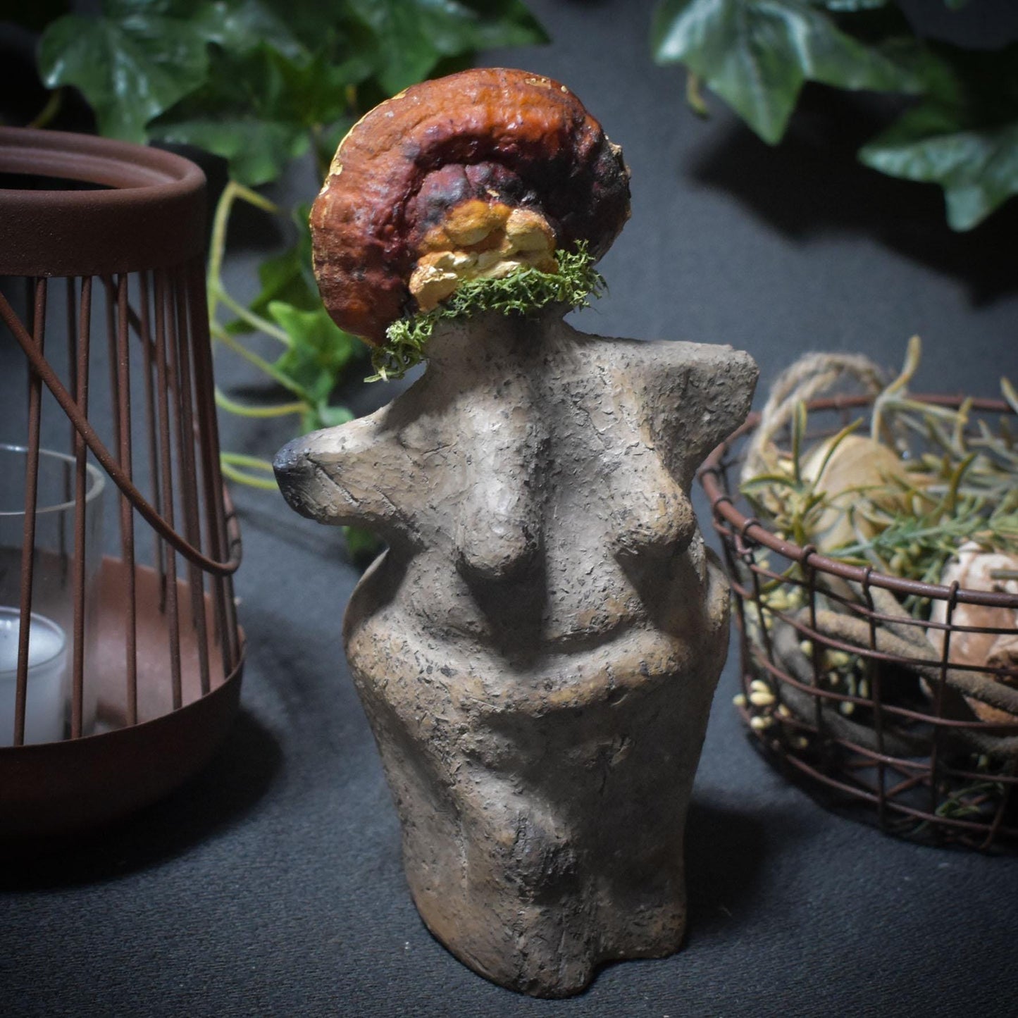 Waldpriesterin – Archaische Skulptur in Rauchbrandkunst - Hüterin des Waldes mit echter Pilzkrone - Art.Nr.: SKU113