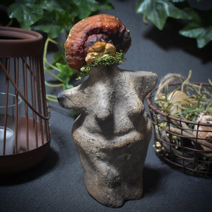Waldpriesterin – Archaische Skulptur in Rauchbrandkunst - Hüterin des Waldes mit echter Pilzkrone - Art.Nr.: SKU113