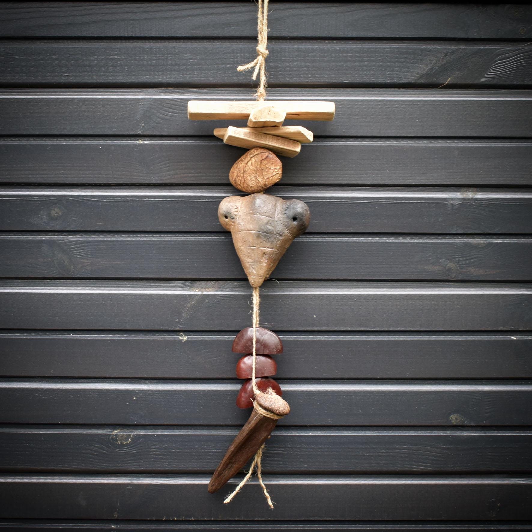 Mantis Spirit/Ausdrucksstarke Wanddeko aus Ton in Rauchbrandkunst/Gottesanbeterin als spirituelles Krafttier für deine Wand