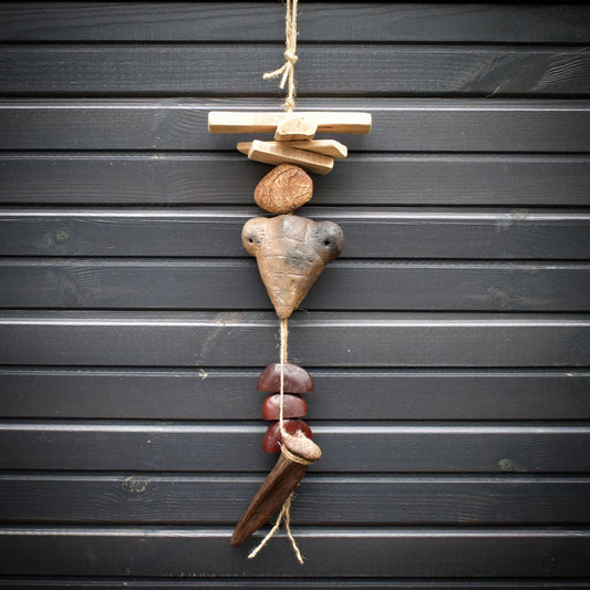 Mantis Spirit/Ausdrucksstarke Wanddeko aus Ton in Rauchbrandkunst/Gottesanbeterin als spirituelles Krafttier für deine Wand