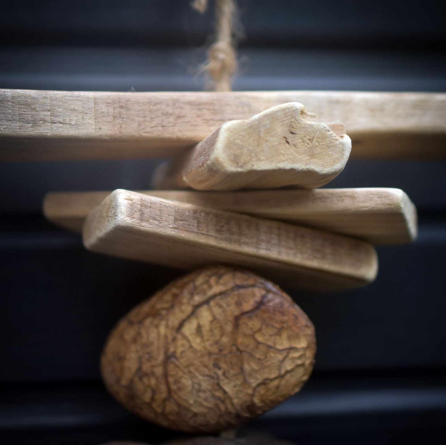 Mantis Spirit/Ausdrucksstarke Wanddeko aus Ton in Rauchbrandkunst/Gottesanbeterin als spirituelles Krafttier für deine Wand