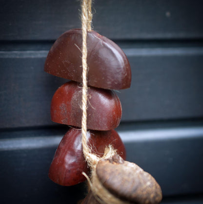 Mantis Spirit/Ausdrucksstarke Wanddeko aus Ton in Rauchbrandkunst/Gottesanbeterin als spirituelles Krafttier für deine Wand