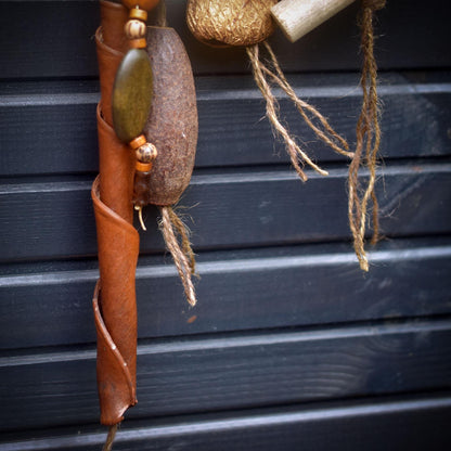 Krafttier Dachs – Ausdrucksstarke Wanddeko in Rauchbrandkunst - Schamanisches Schutzsymbol aus Ton und Naturmaterialien