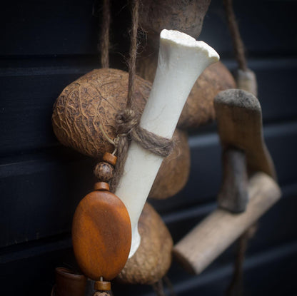 Krafttier Dachs – Ausdrucksstarke Wanddeko in Rauchbrandkunst - Schamanisches Schutzsymbol aus Ton und Naturmaterialien