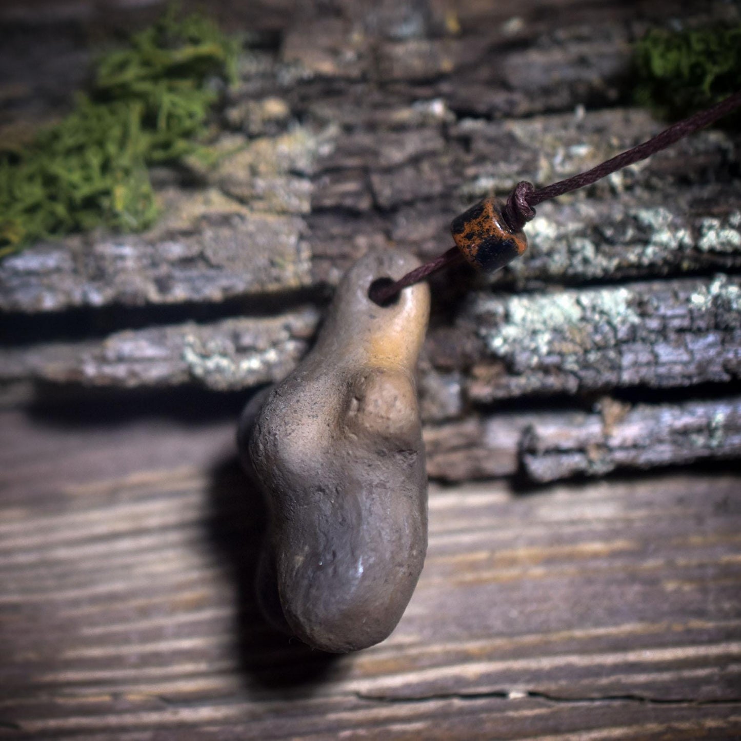 Amulett „Archaische Venus“ – Weibliche Urkraft in Rauchbrandkunst - Ein Zeichen für Schöpfung und das Heilige Weibliche