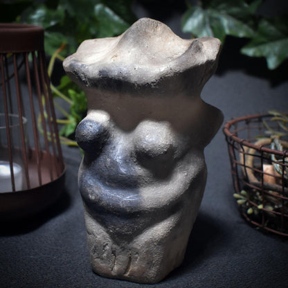 Skulptur Pilzfrau – Hüterin des Waldes - im Feuer geboren - traditionelle Rauchbrandkunst - Art.Nr.: SKU102