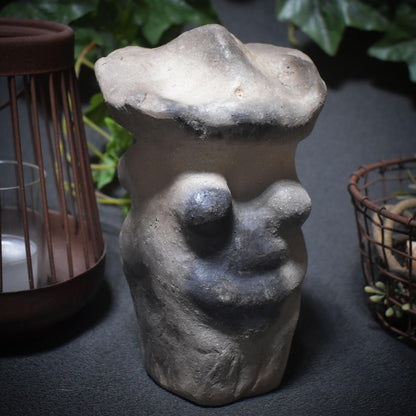 Skulptur Pilzfrau – Hüterin des Waldes - im Feuer geboren - traditionelle Rauchbrandkunst