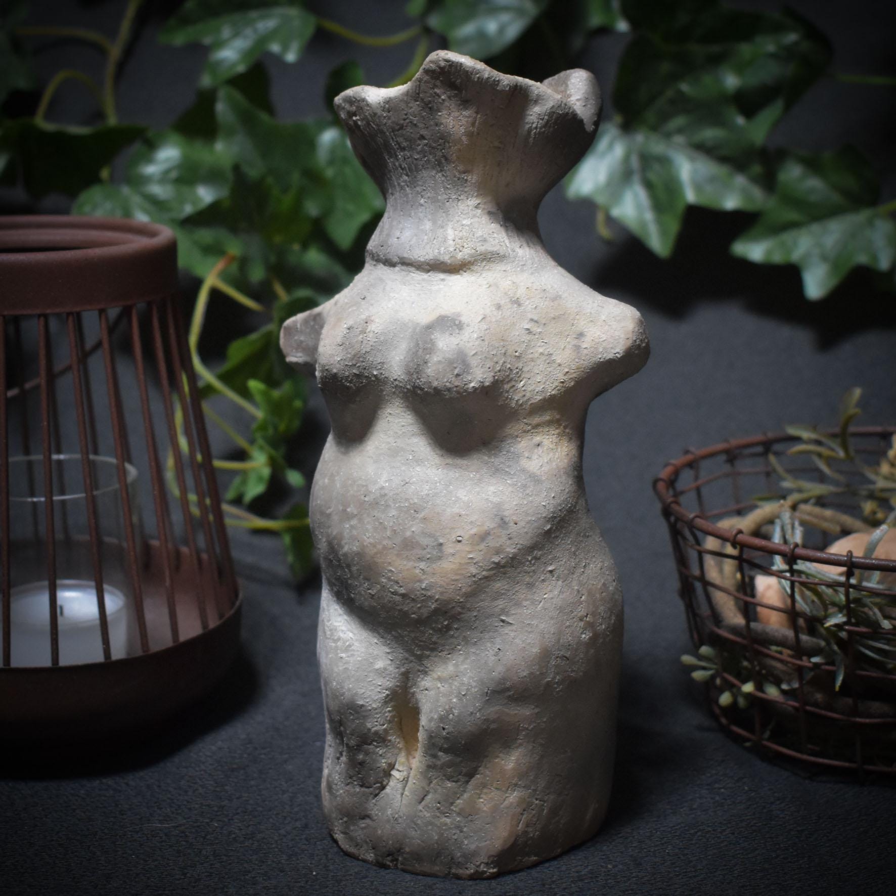 Pilzfrau im Pfifferlingsgewand – Waldwesen aus Rauch und Erde - traditionelle Rauchbrandkunst - Art.Nr.: SKU104