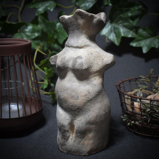 Pilzfrau im Pfifferlingsgewand – Waldwesen aus Rauch und Erde - traditionelle Rauchbrandkunst - Art.Nr.: SKU104