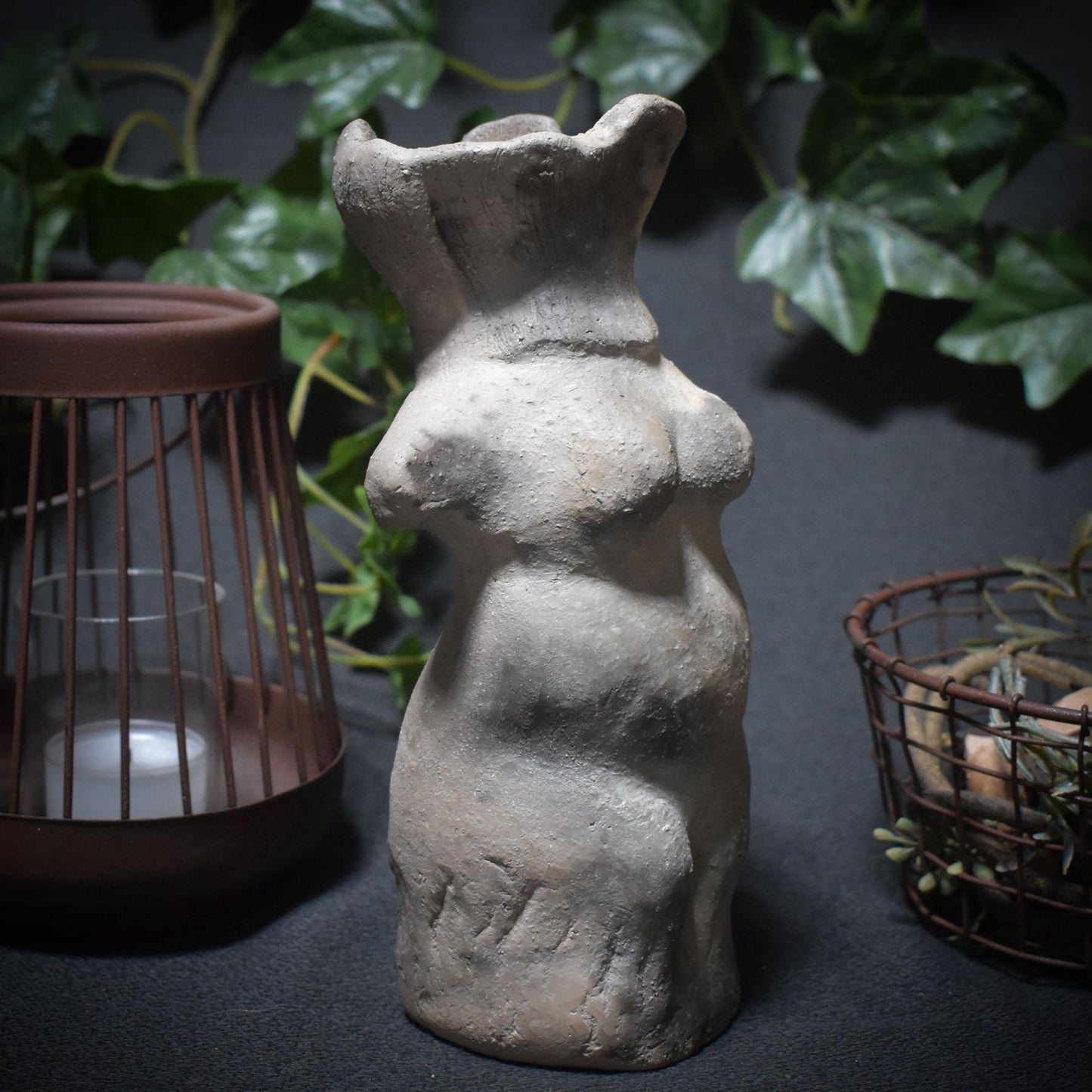 Pilzfrau im Pfifferlingsgewand – Waldwesen aus Rauch und Erde - traditionelle Rauchbrandkunst - Art.Nr.: SKU104