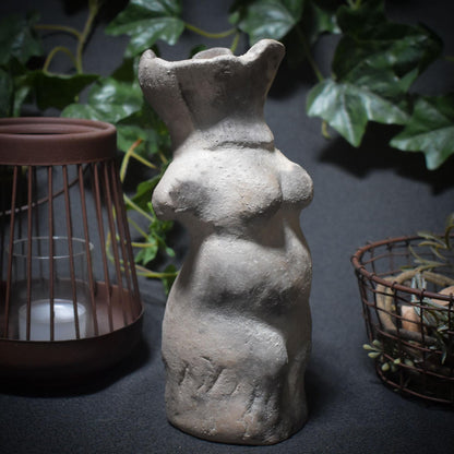 Pilzfrau im Pfifferlingsgewand – Waldwesen aus Rauch und Erde - traditionelle Rauchbrandkunst - Art.Nr.: SKU104