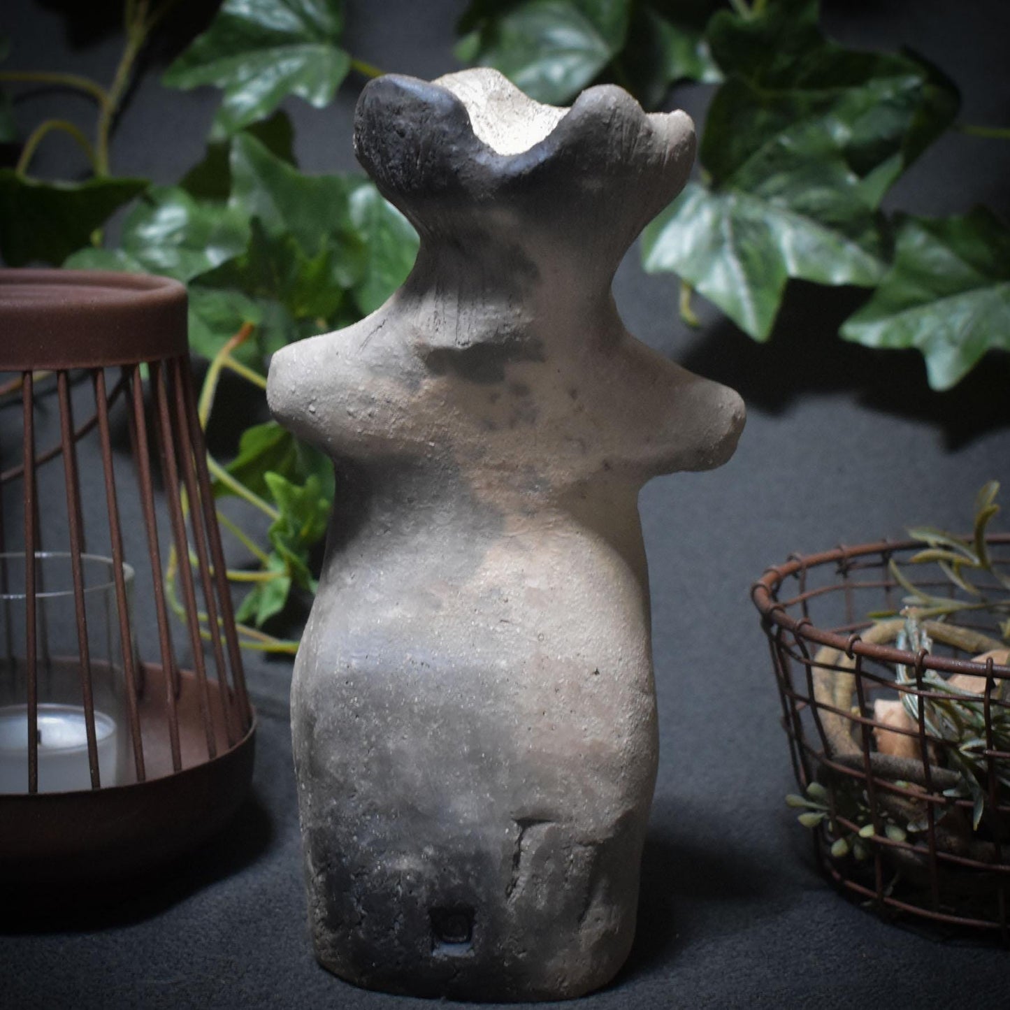 Pilzfrau im Pfifferlingsgewand – Waldwesen aus Rauch und Erde - traditionelle Rauchbrandkunst - Art.Nr.: SKU104