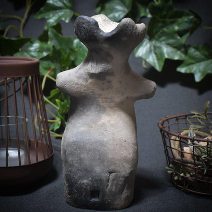 Pilzfrau im Pfifferlingsgewand – Waldwesen aus Rauch und Erde - traditionelle Rauchbrandkunst - Art.Nr.: SKU104