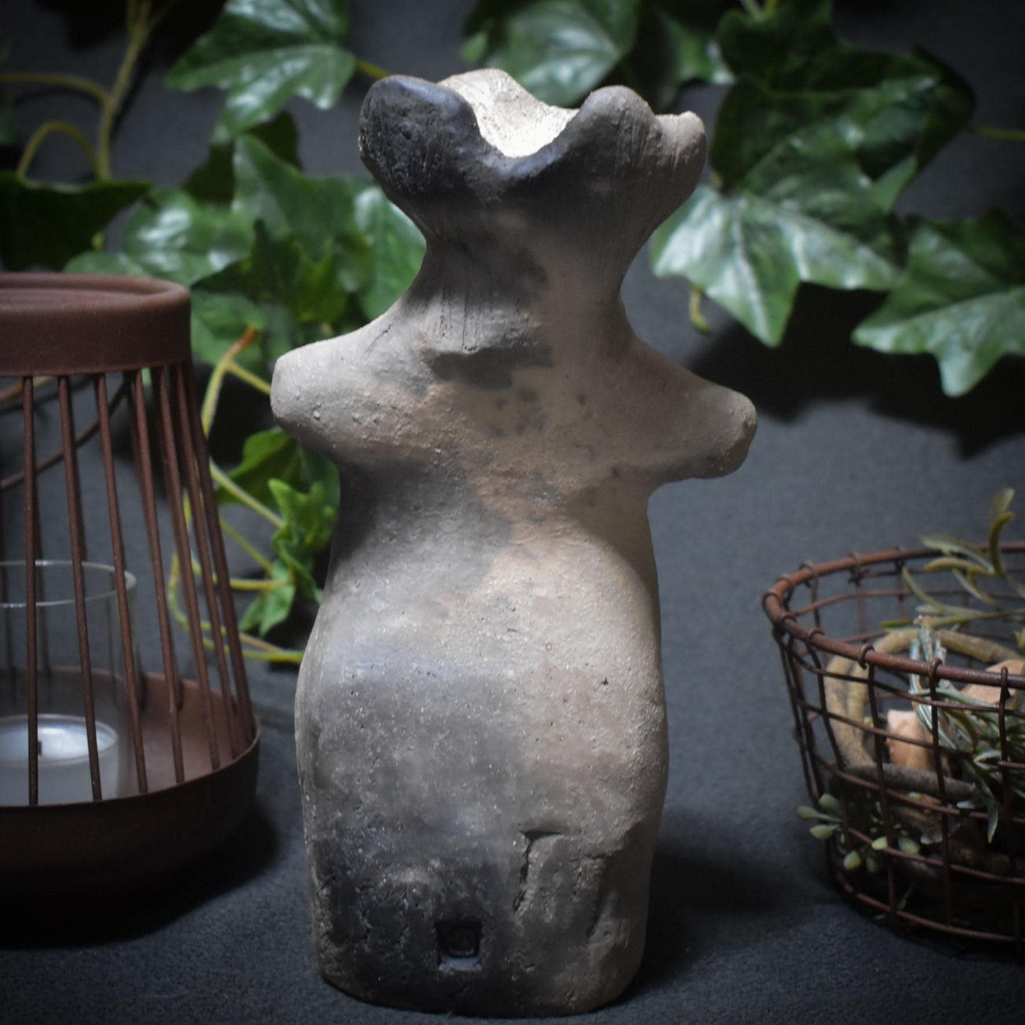 Pilzfrau im Pfifferlingsgewand – Waldwesen aus Rauch und Erde - traditionelle Rauchbrandkunst