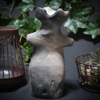 Pilzfrau im Pfifferlingsgewand – Waldwesen aus Rauch und Erde - traditionelle Rauchbrandkunst