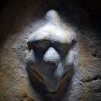 Hausaltar der Großen Göttin – Schrein aus Ton mit Rückfluss-Räucherkegelhalter - wahlweise zum Aufhängen oder Aufstellen - Art.Nr.: SCH017