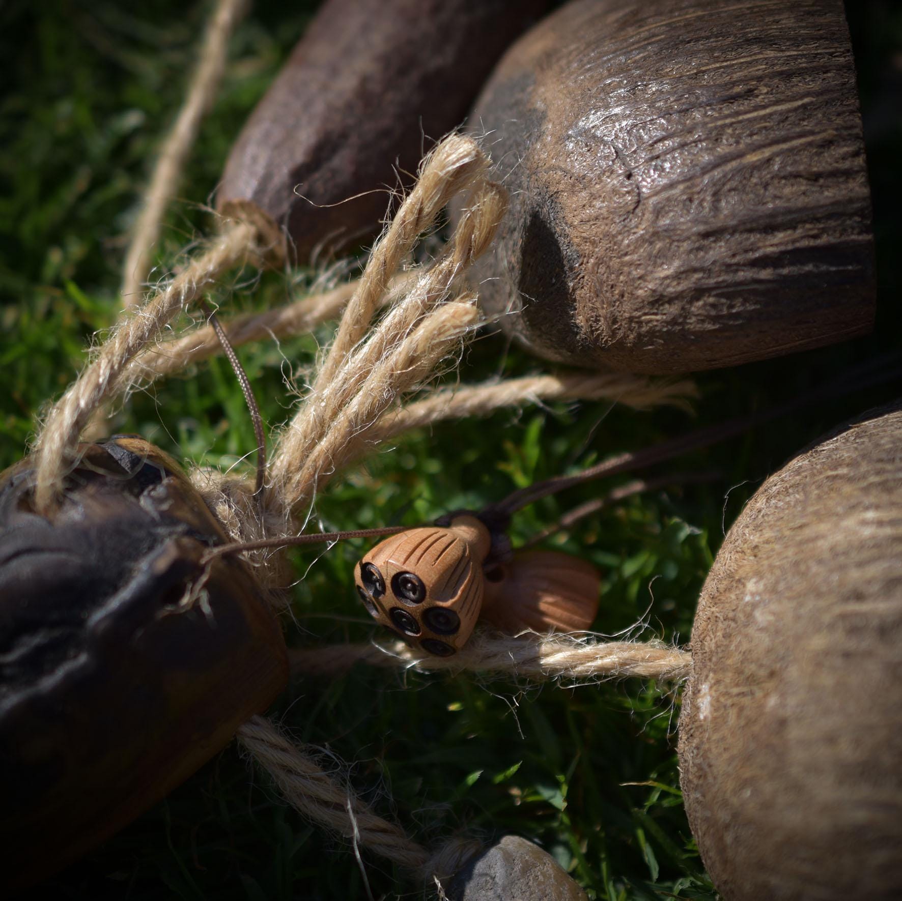 Shipibo Seed Rattle – Schamanenrassel mit Adlerrelief & Wurzelholzgriff - handgefertigtes Unikat